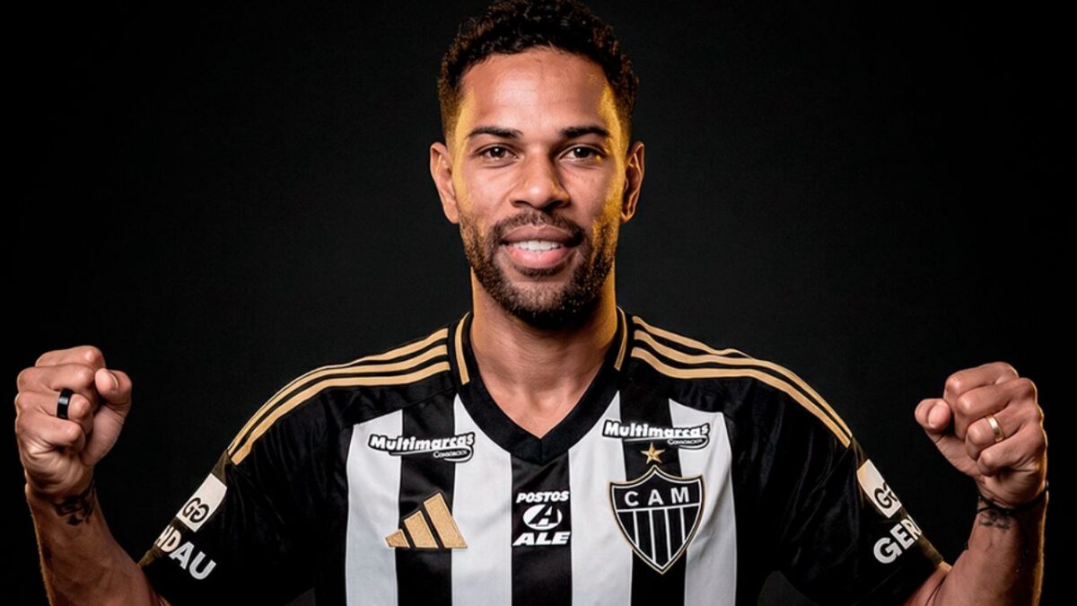 Renan Lodi com a camisa do Atlético-MG