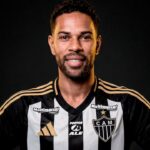 Renan Lodi com a camisa do Atlético-MG
