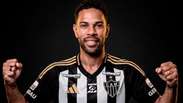 Renan Lodi com a camisa do Atlético-MG