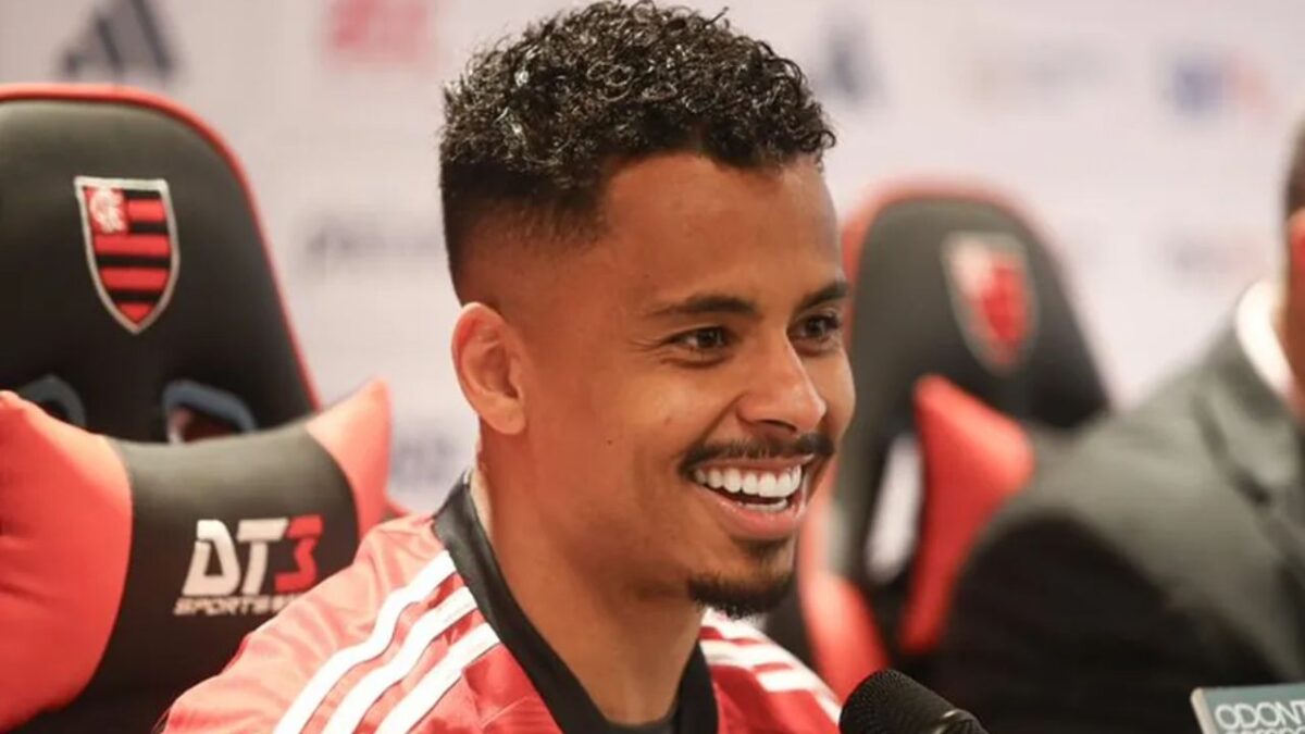 Allan sorrindo em coletiva de imprensa de apresentação no Flamengo, em 2023