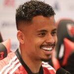 Allan sorrindo em coletiva de imprensa de apresentação no Flamengo, em 2023