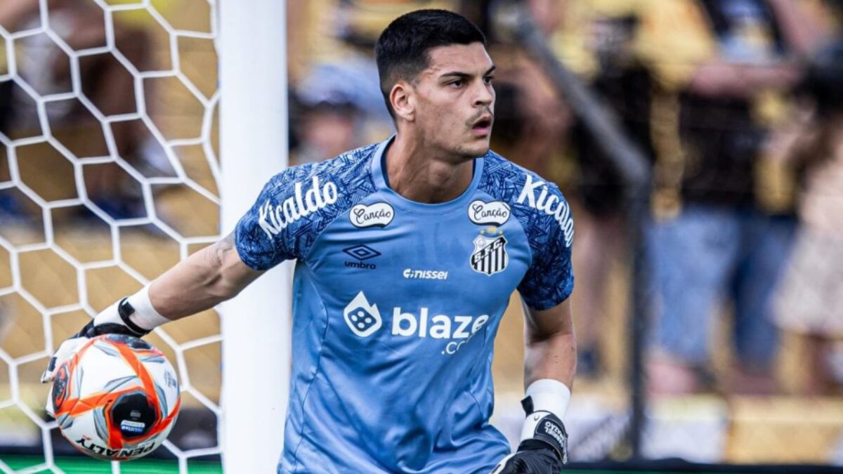 Goleiro Gabriel Brazão em campo pelo Santos
