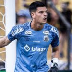 Goleiro Gabriel Brazão em campo pelo Santos