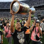 Marlon Freitas comemorando a conquista da Libertadores 2024 pós Botafogo 3 x 1 Atlético-MG da final