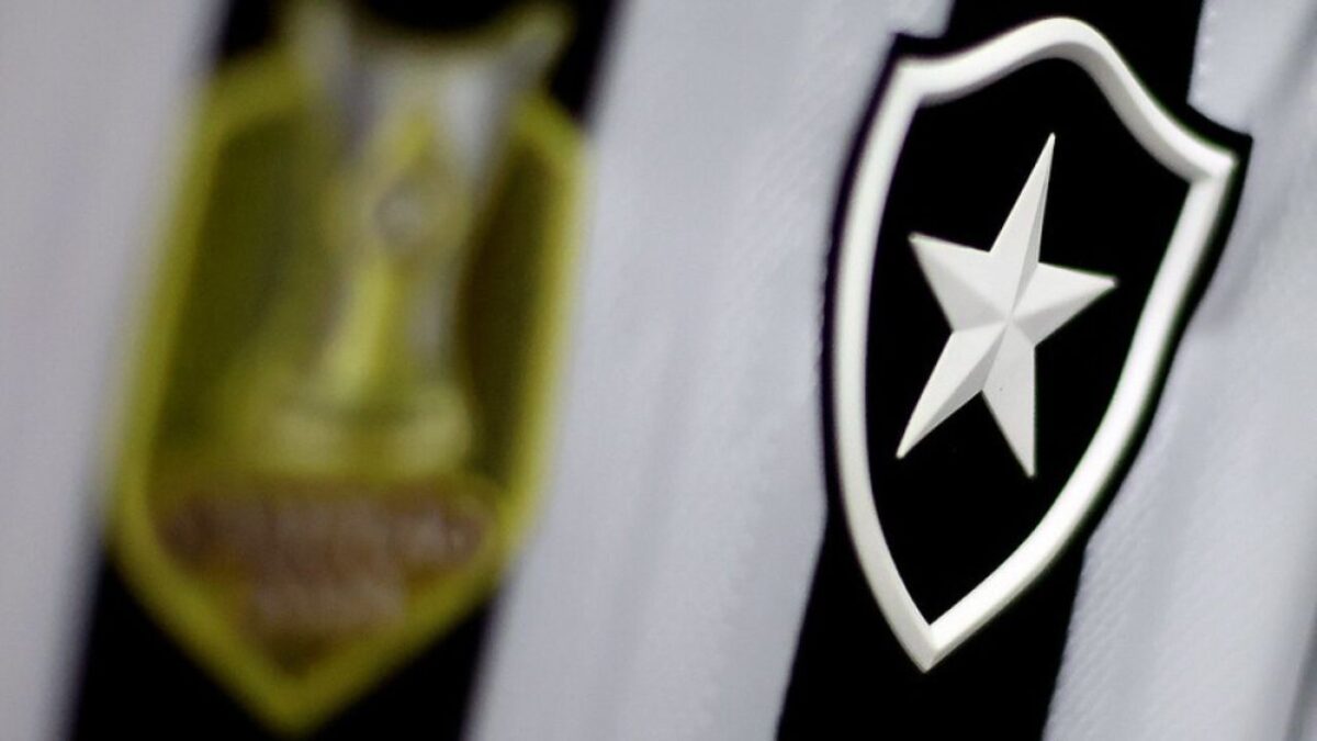 Escudo do Botafogo na camisa