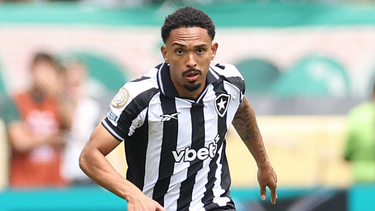Lateral-direito Vitinho em campo pelo Botafogo