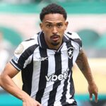 Lateral-direito Vitinho em campo pelo Botafogo