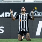 Lateral-esquerdo Rubens quando era jogador do Atlético-MG agradecendo à Deus de joelhos em jogo da equipe