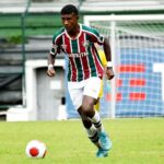 Wallace Davi, alvo do Botafogo no mercado da bola, em campo pelo Fluminense na base