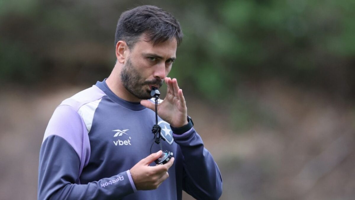 Técnico do Botafogo, Davide Ancelotti, em treino da equipe