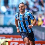 Braithwaite comemorando gol na sua estreia em jogo do Grêmio na Arena, em Porto Alegre, em 2024