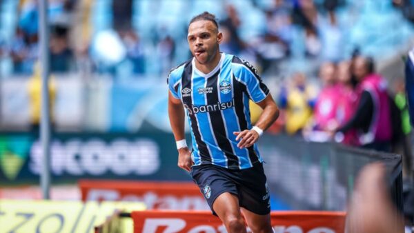 Braithwaite comemorando gol na sua estreia em jogo do Grêmio na Arena, em Porto Alegre, em 2024