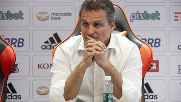 Bruno Spindel em coletiva quando era dirigente do Flamengo