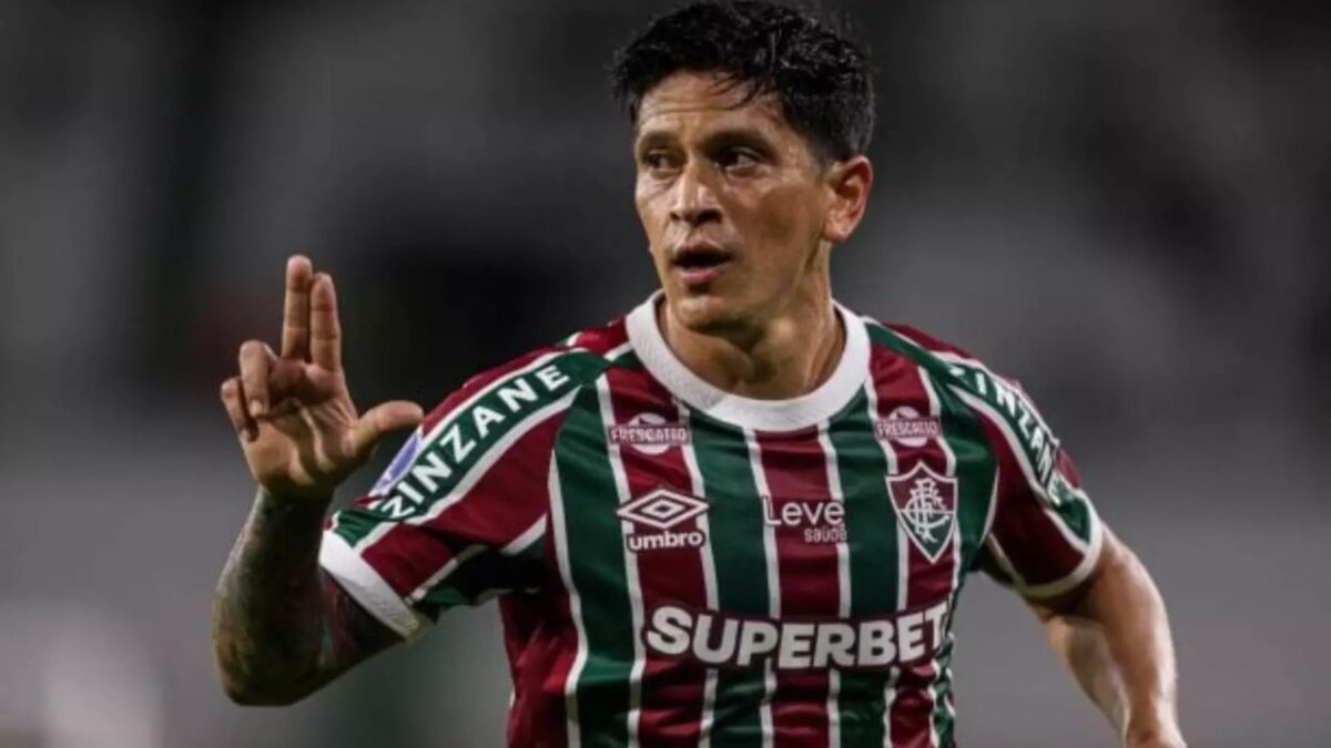 Centroavante argentino Germán Cano comemorando gol em jogo do Fluminense