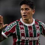 Centroavante argentino Germán Cano comemorando gol em jogo do Fluminense