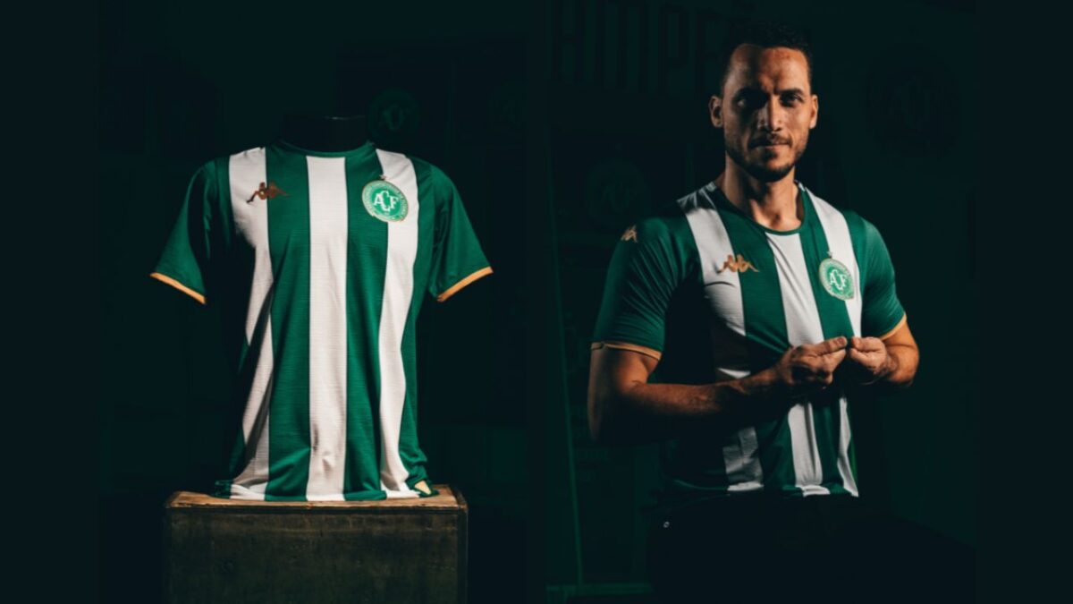 Neto vestindo a nova camisa da Chapecoense, em homenagem ao Atlético Nacional