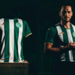 Neto vestindo a nova camisa da Chapecoense, em homenagem ao Atlético Nacional