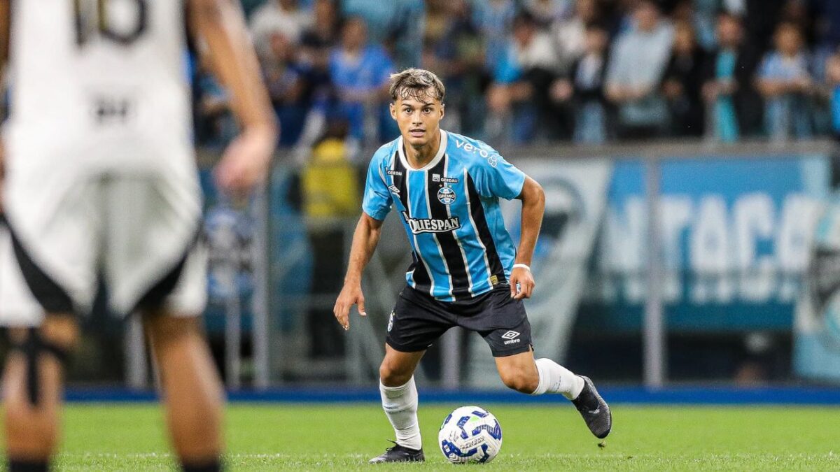 Tiaguinho em jogo do Grêmio na base, contra o Atlético-MG