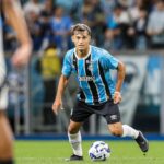 Tiaguinho em jogo do Grêmio na base, contra o Atlético-MG