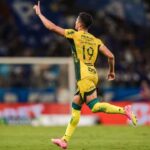 Lucas Ramon, alvo do Corinthians no mercado da bola, comemorando seu gol contra o Cruzeiro na primeira rodada do Brasileirão 2025, no Mineirão
