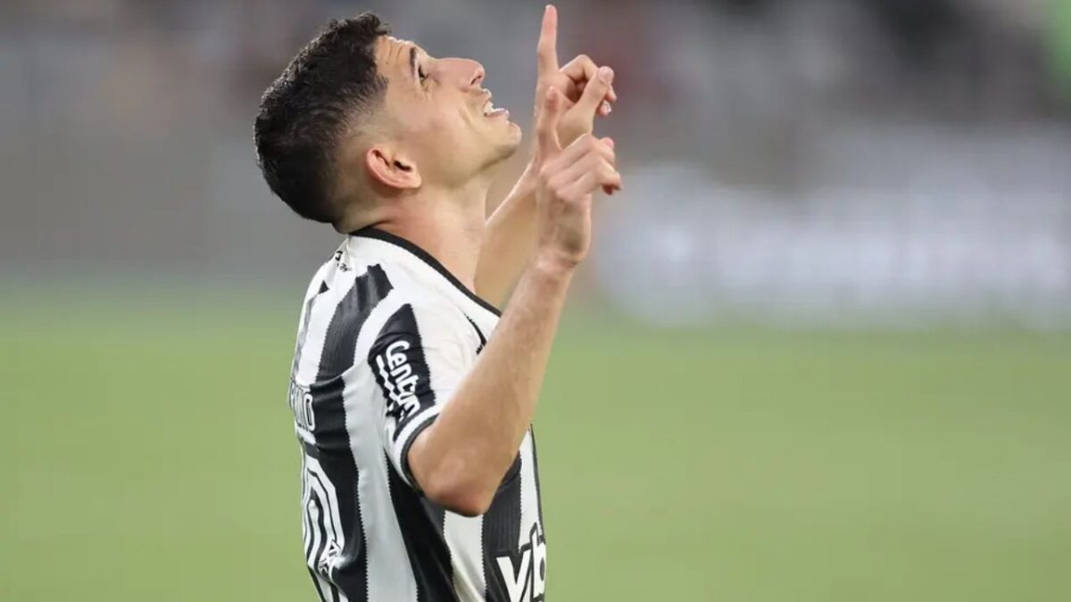 Savarino agradecendo à Deus em jogo do Botafogo