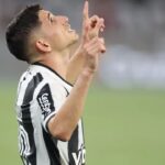 Savarino agradecendo à Deus em jogo do Botafogo