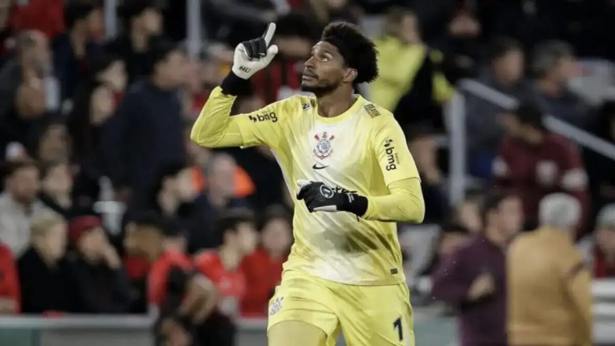 Hugo Souza agradecendo a Deus em jogo do Corinthians