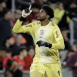 Hugo Souza agradecendo a Deus em jogo do Corinthians