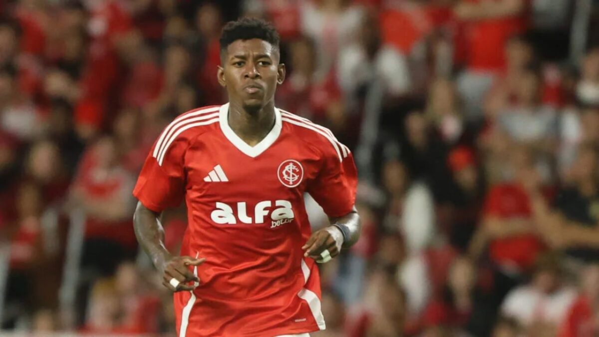 Zagueiro Vitão em campo pelo Internacional