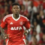 Zagueiro Vitão em campo pelo Internacional