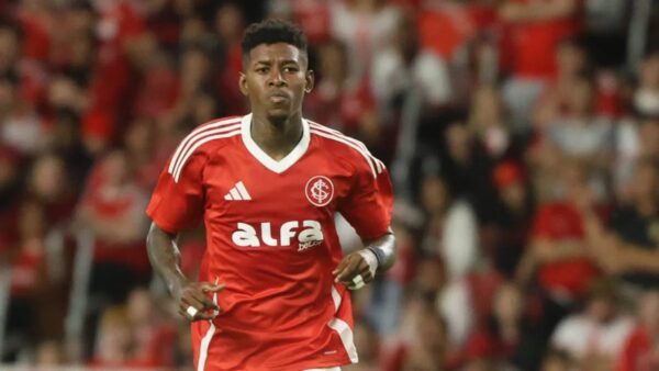 Zagueiro Vitão em campo pelo Internacional