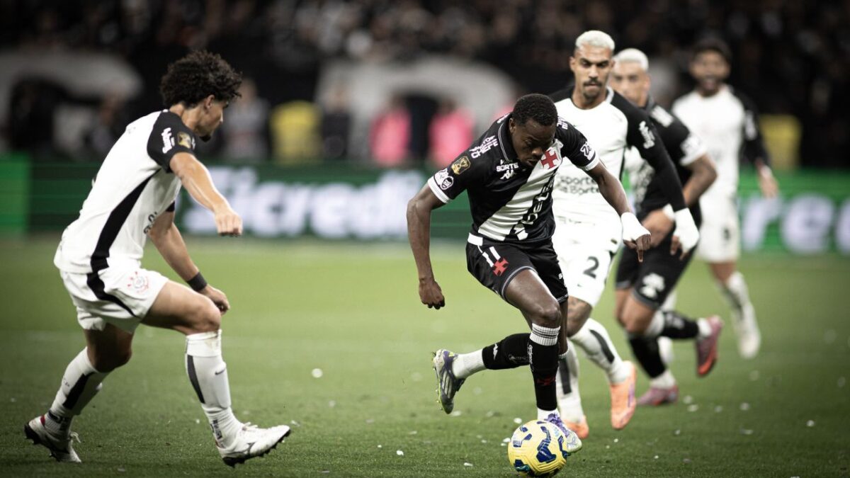 Andrés Gomez com a bola (direita) e André Ramalho (esquerda) em Vasco x Corinthians do primeiro jogo da final da Copa do Brasil - Neo Química Arena, 17/12/2025