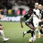 Andrés Gomez com a bola (direita) e André Ramalho (esquerda) em Vasco x Corinthians do primeiro jogo da final da Copa do Brasil - Neo Química Arena, 17/12/2025