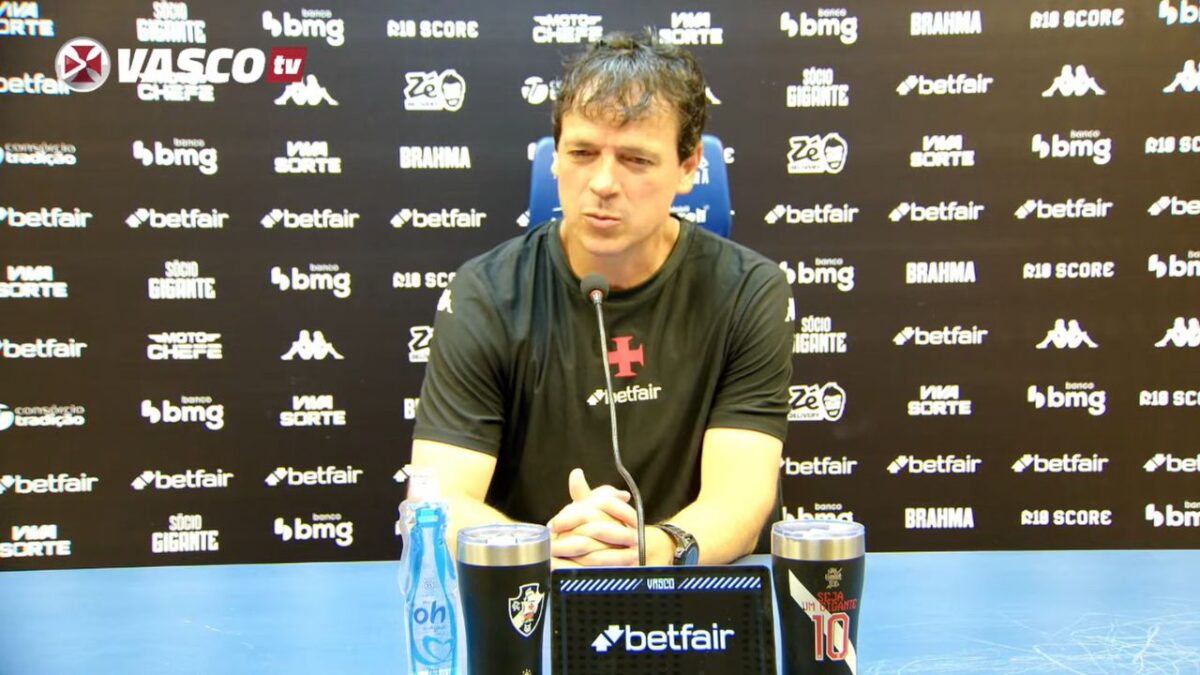 Técnico Fernando Diniz concedendo entrevista coletiva após Vasco 1 x 2 Corinthians - Final da Copa do Brasil - Maracanã, 22/12/2025