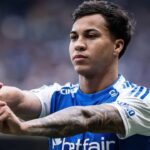 Kaio Jorge fazendo sua comemoração tradicional em Cruzeiro 3 x 1 Vitória - Brasileirão 2025