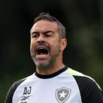 Técnico português Artur Jorge em treino do Botafogo em 2024