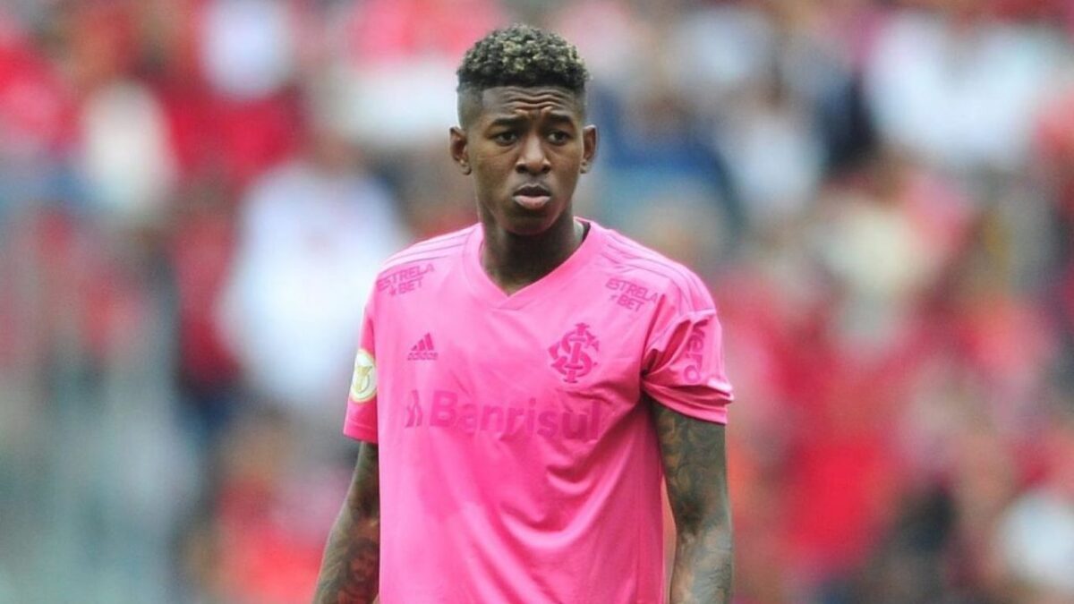 Zagueiro Vitão em campo pelo Internacional, de camisa rosa