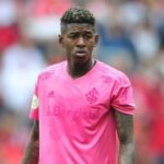 Zagueiro Vitão em campo pelo Internacional, de camisa rosa