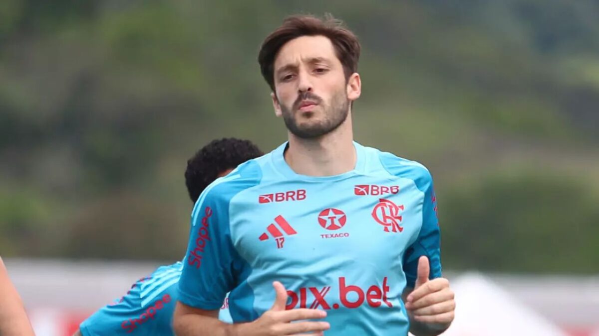 Lateral-esquerdo uruguaio Matías Viña em treino do Flamengo