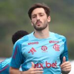 Lateral-esquerdo uruguaio Matías Viña em treino do Flamengo