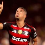 Samuel Lino agradecendo à Deus pelo seu gol em Flamengo 1 x 0 Ceará - Brasileirão, Maracanã, 03/12/2025