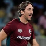 Técnico argentino Luis Zubeldía na beira do campo em jogo do Fluminense