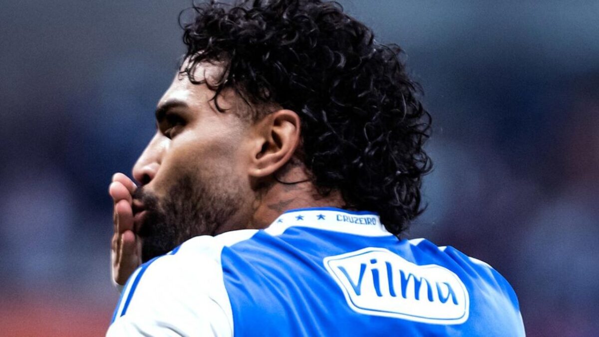 Gabigol mandando beijo com a mão direita em jogo do Cruzeiro