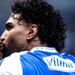 Gabigol mandando beijo com a mão direita em jogo do Cruzeiro