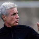Técnico Luís Castro, perto do Grêmio, em treino do Botafogo na foto
