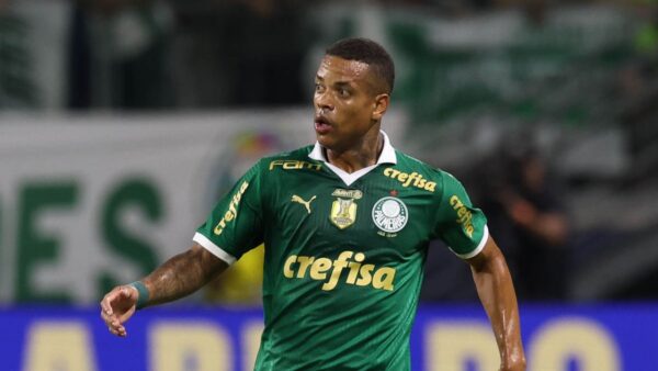 Lateral-esquerdo Caio Paulista em campo pelo Palmeiras