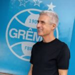Técnico português Luís Castro no CT do Grêmio