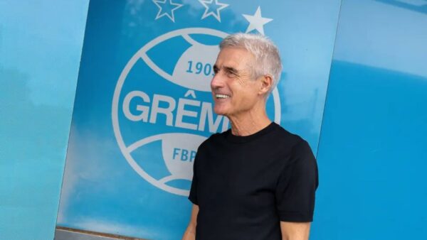 T&eacute;cnico portugu&ecirc;s Lu&iacute;s Castro no CT do Gr&ecirc;mio