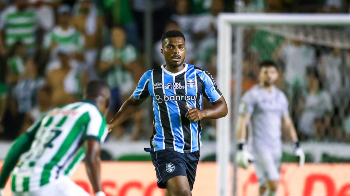 Jemerson, zagueiro do Grêmio, em jogo contra o Juventude