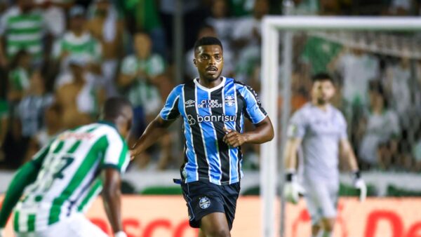 Jemerson, zagueiro do Grêmio, em jogo contra o Juventude
